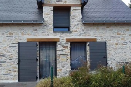 image montrant le la façade d'une maison avec des volets gris foncé