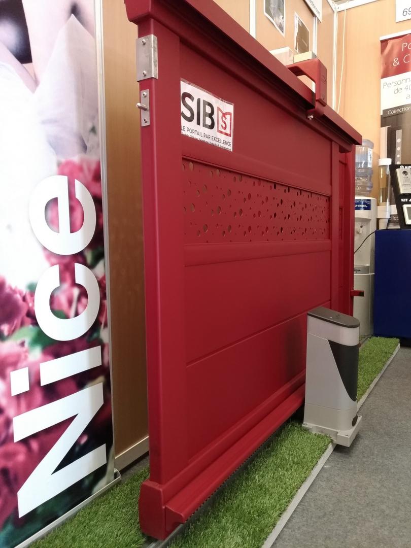image montrant un portail motoriséde couleur rouge de la marque SIB